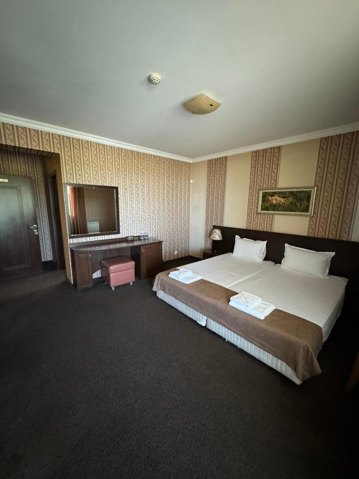 Hotel-Restaurant Almond Карлово Экстерьер фото