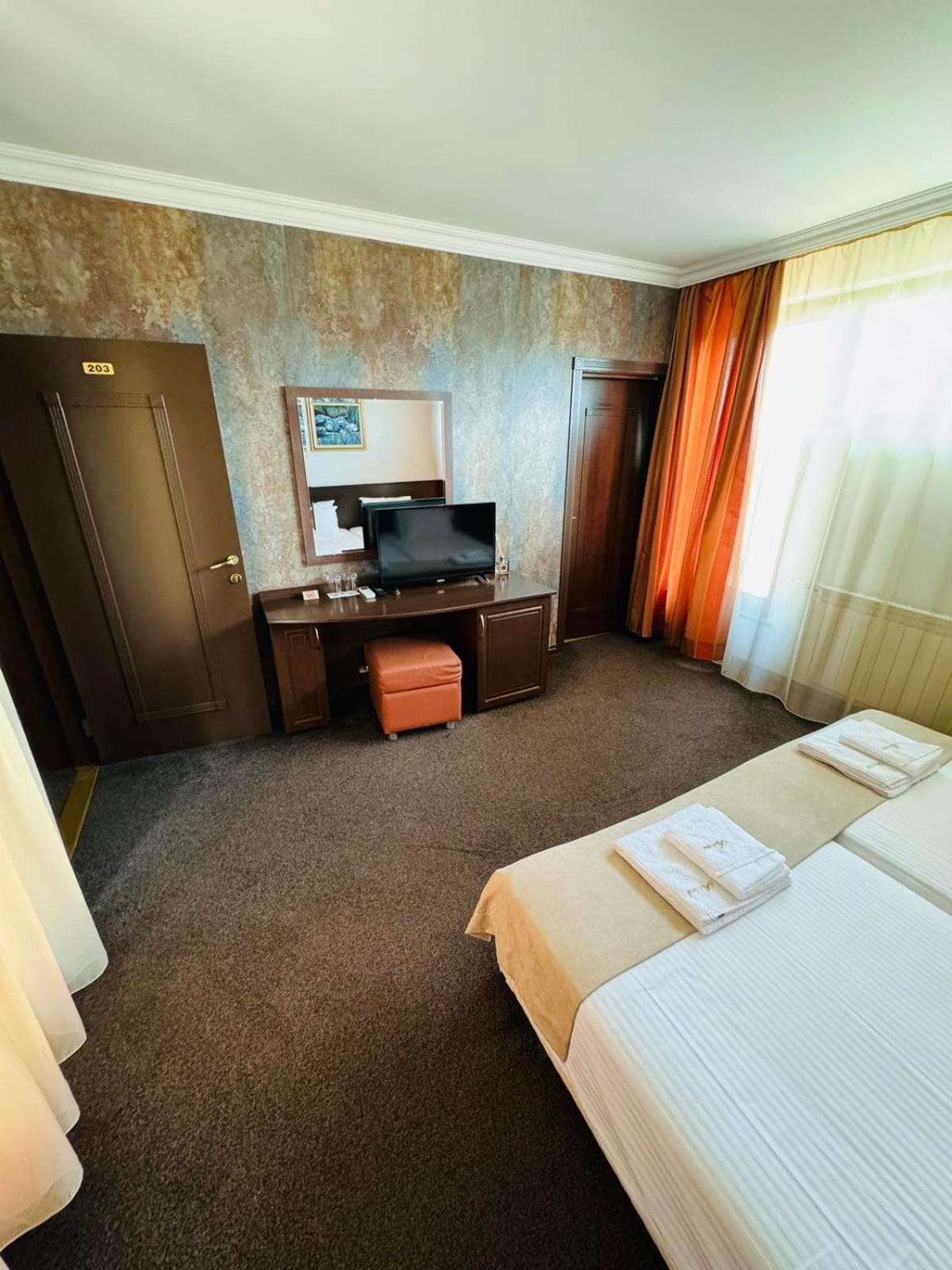 Hotel-Restaurant Almond Карлово Экстерьер фото