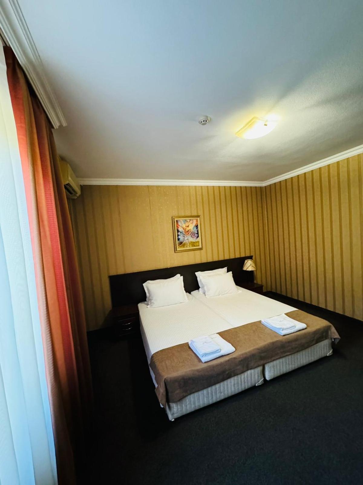 Hotel-Restaurant Almond Карлово Экстерьер фото