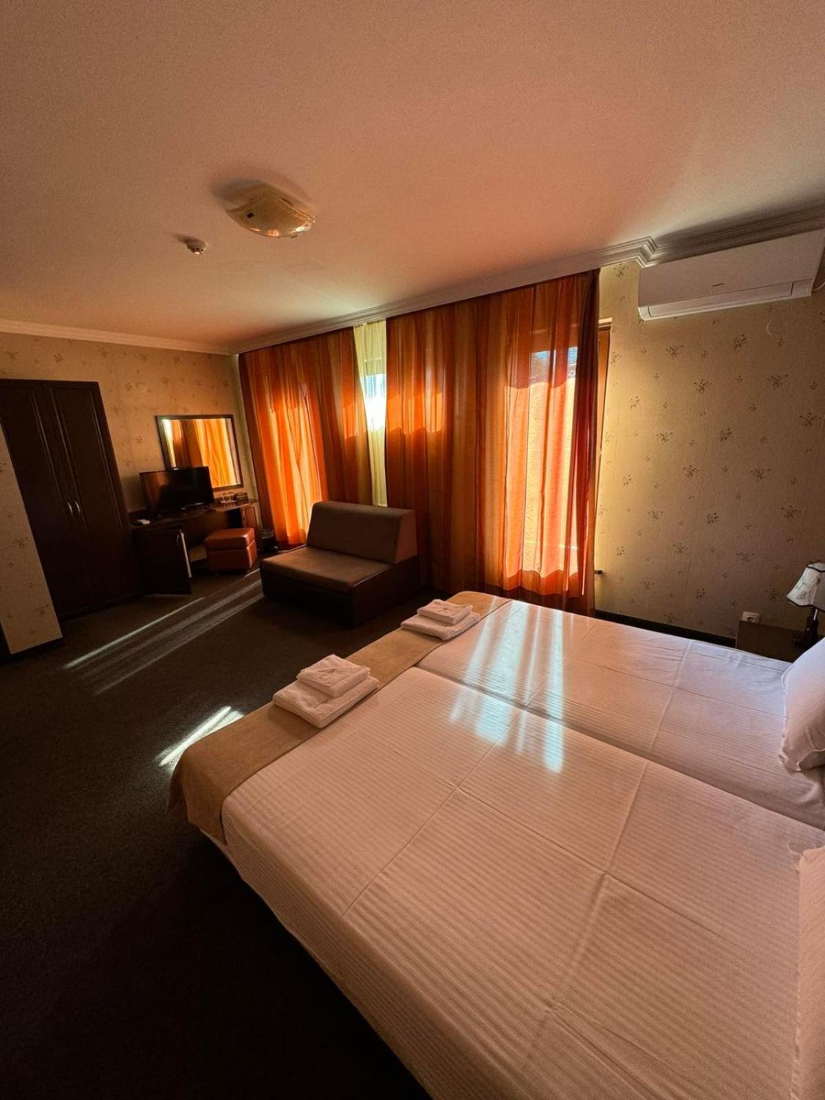 Hotel-Restaurant Almond Карлово Экстерьер фото